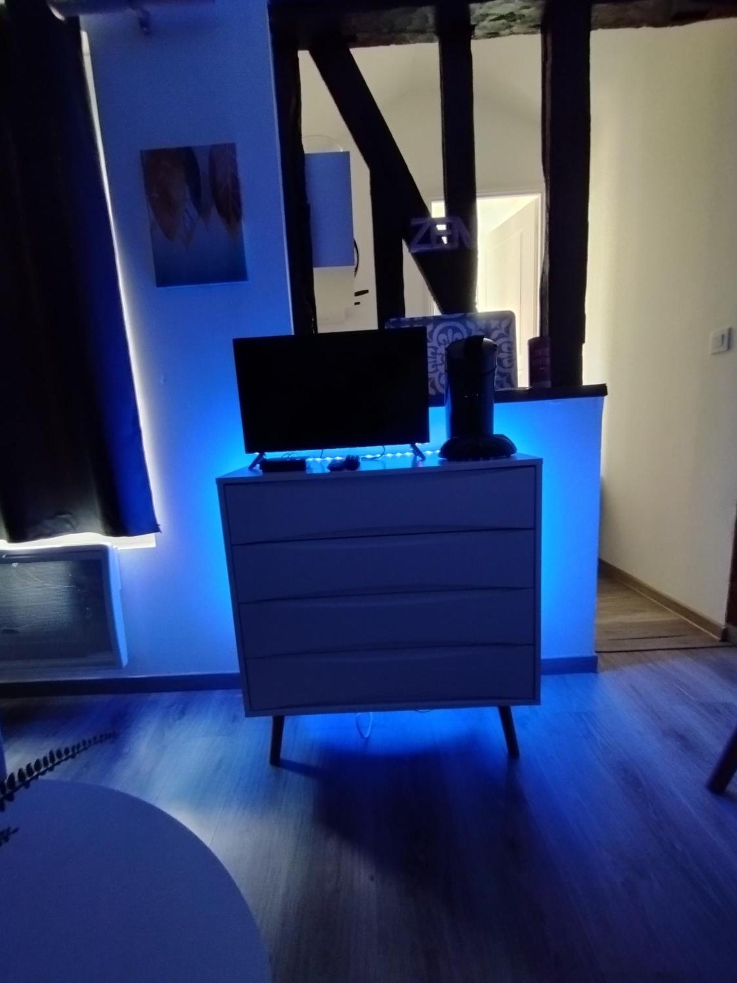 Studio Charmant Confortable Tv Centre Ville Louviers Exteriör bild